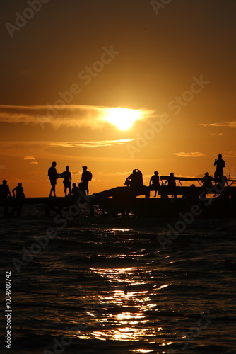 Obraz na płótnie Gente disfrutando el atardecer en Isla Holbox, México w salonie