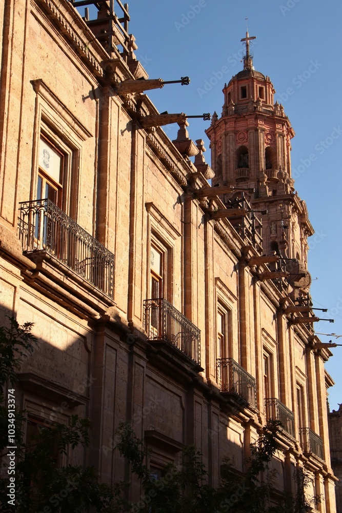Secretaría de Gobierno de Morelia y al fondo una de las torres de la Catedral