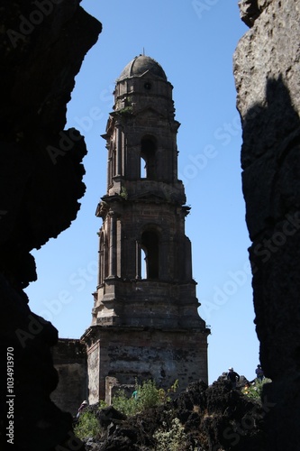 Obraz na płótnie Torre de la Iglesia de San Juan Parangaricutiro w salonie