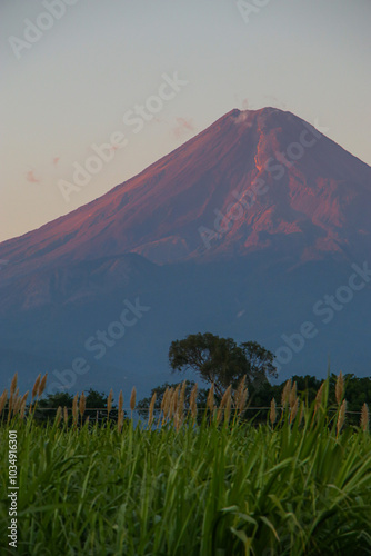 Obraz na płótnie Volcan de Colima al aterdecer w salonie