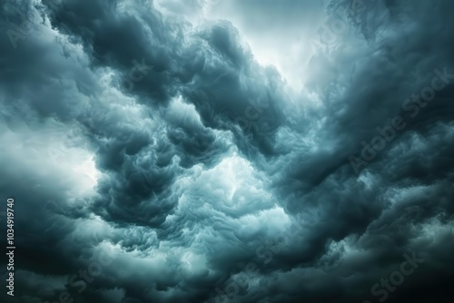 Cielo tapado con nubes grises. Tormenta a la vista. Mal tiempo, dia gris.