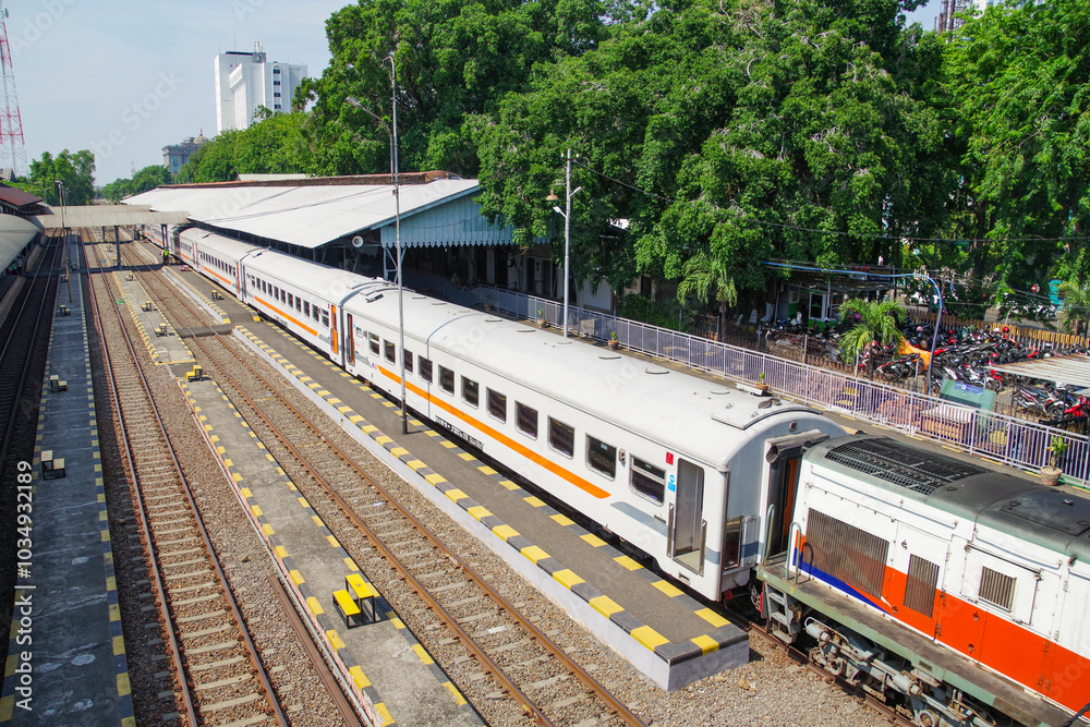 Fototapeta premium スラバヤの中心駅であるスラバヤグブン駅
