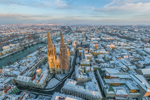 Die winterliche Regensburger Altstadt im abendlichen Sonnenlicht zur Adventszeit