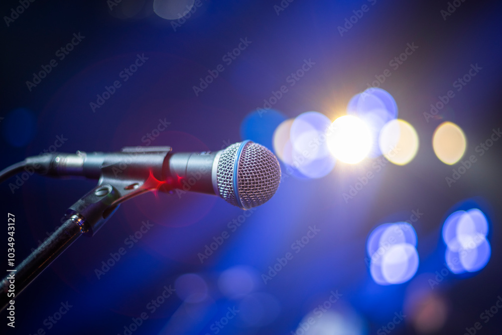 Obraz premium the artist's microphone stands on stage at a concert