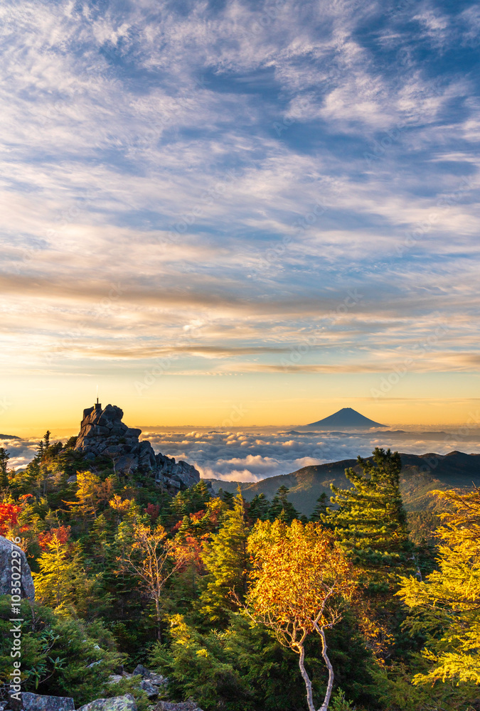 Naklejka premium 奥秩父山塊天狗峰から紅葉の天狗岩の朝日に輝く天空の剣と朝焼けの富士山