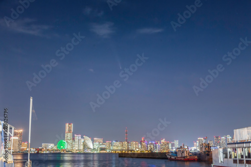 横浜港からみなとみらいのビル群に沈むアトラス彗星 photo