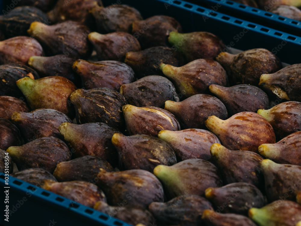 Obraz premium figs on market stall