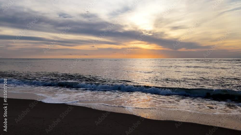 海の波　砂浜　夕日　海岸　イメージ