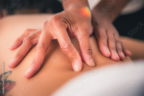 Nahaufnahme einer wohltuenden Ganzkörpermassage