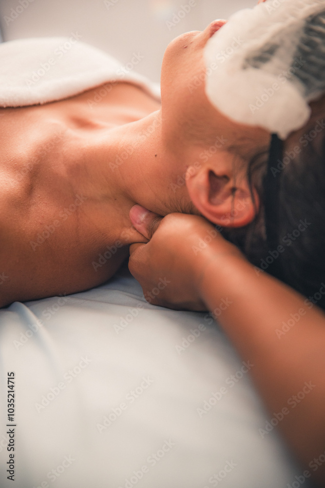 Nahaufnahme einer wohltuenden Ganzkörpermassage Nahaufnahme einer wohltuenden Ganzkörpermassage