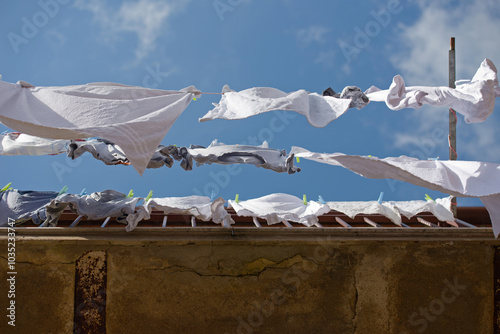 Bucato steso ad asciugare su fili fuori dal balcone
