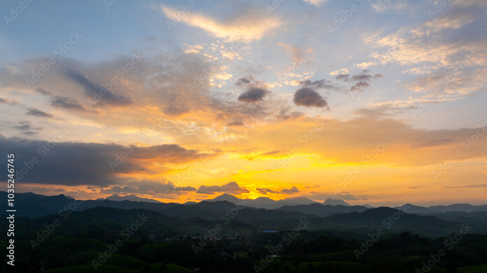 Fototapeta premium Horizon panorama and dramatic twilight sky and cloud sunset background. Natural sky background texture, beautiful color.