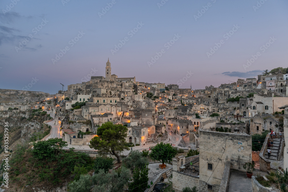 Matera ist eine Stadt auf einer felsigen Landzunge in der Region Basilicata im Süden Italiens.
Matera ist eine Stadt auf einer felsigen Landzunge in der Region Basilicata im Süden Italiens.