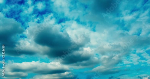 晴天の午後の空、美しい雲の動きをタイムラプスで