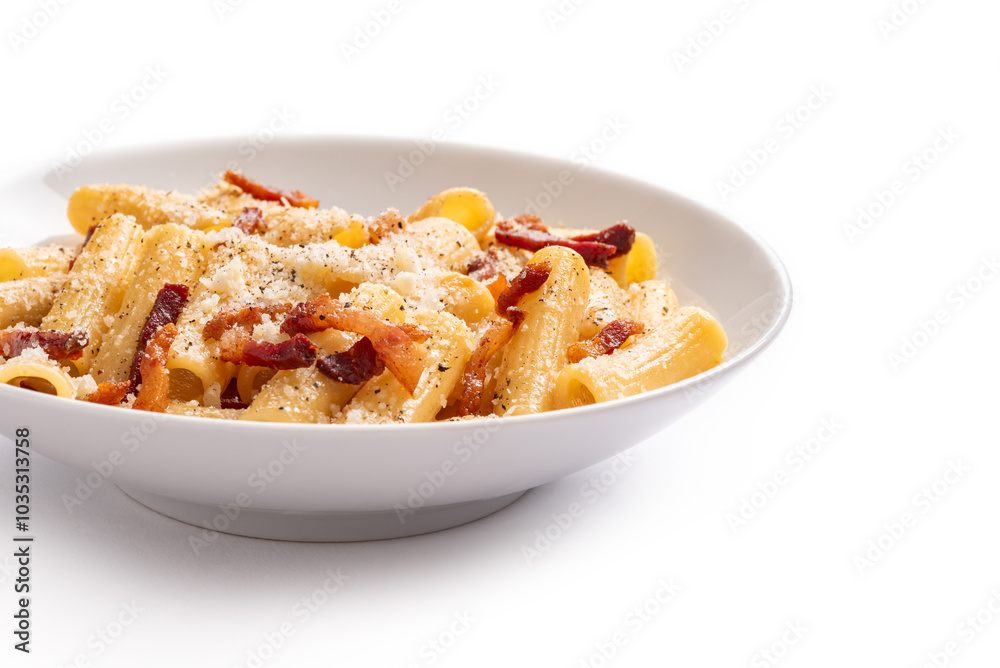 Rigatoni alla gricia, classica ricetta della cucina romana, pasta italiana Rigatoni alla gricia, classica ricetta della cucina romana, pasta italiana