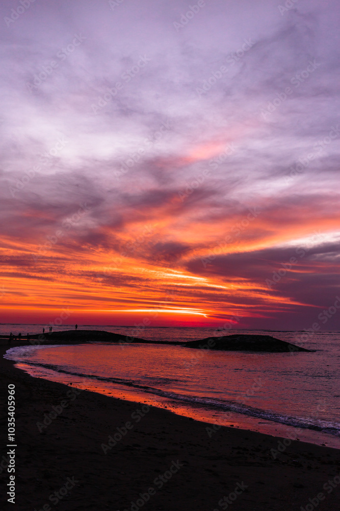 Obraz premium Fantastic sunset and sky over the ocean. Beautiful sunset background