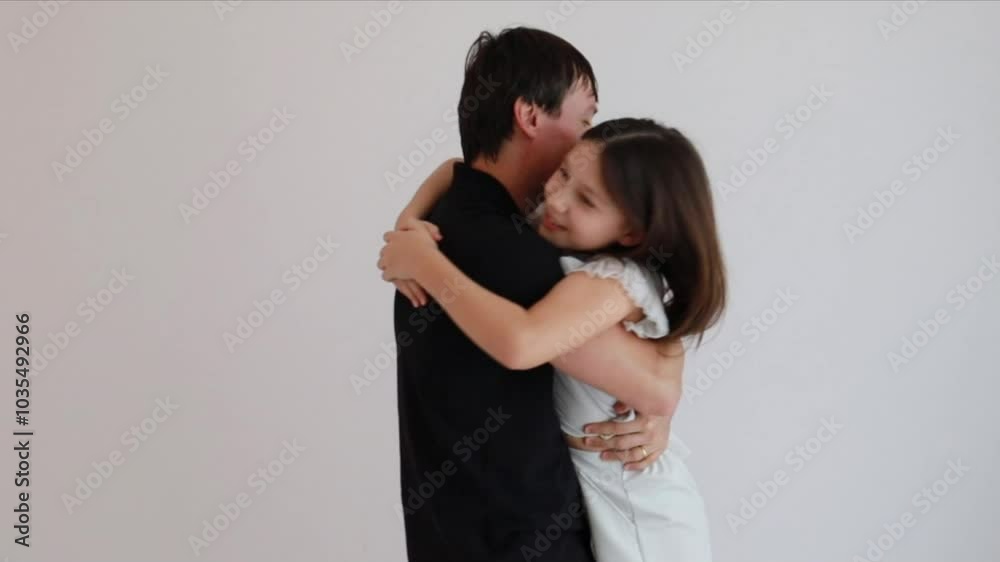 Pai e filha abraço de amor e afeto 