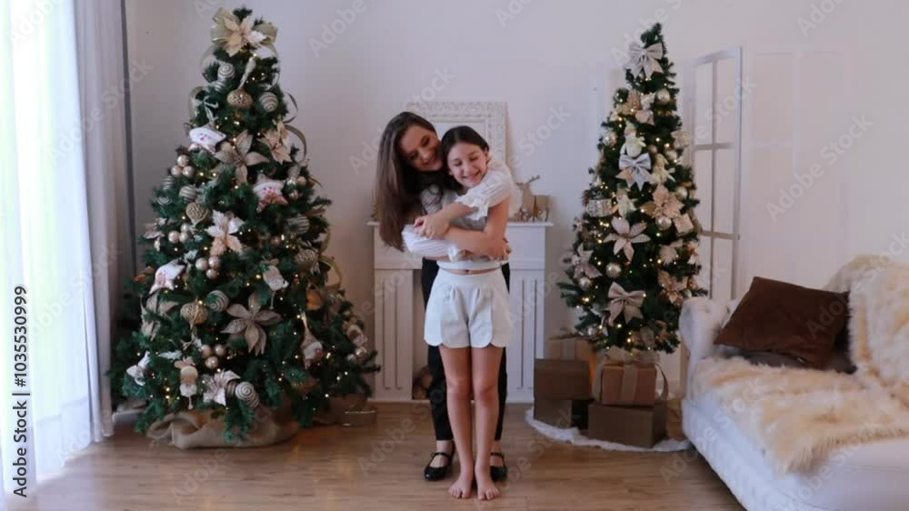 Mãe e filha juntas celebranco o natal Mãe e filha juntas celebranco o natal