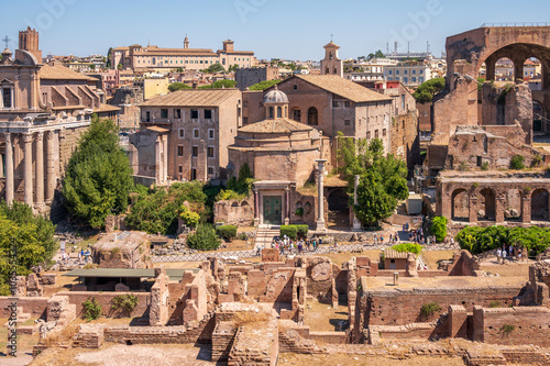 Foto Looking down from  the Domus Tiberiana on the Palatine Hill towards the Temple of Romulus in the Roman Forums
