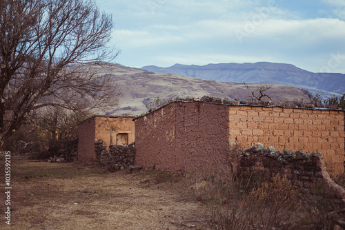 pueblo originario en las montañas
