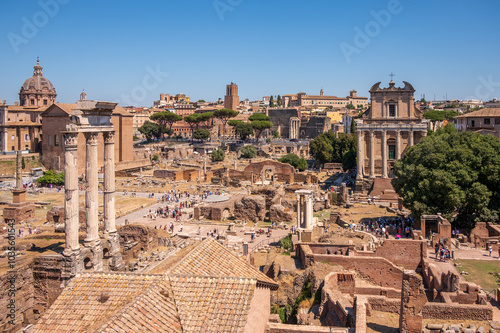 Foto Looking down from  the Domus Tiberiana on the Palatine Hill towards the the Roman Forums