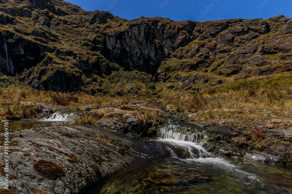 Obraz premium Mountain stream under clear blue sky