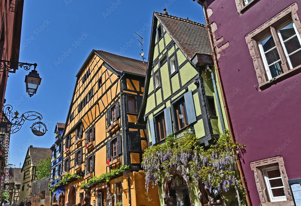 Fototapeta premium Case e strade del villaggio di Riquewihr, Alsazia, Francia, Alto Reno, Grand Est