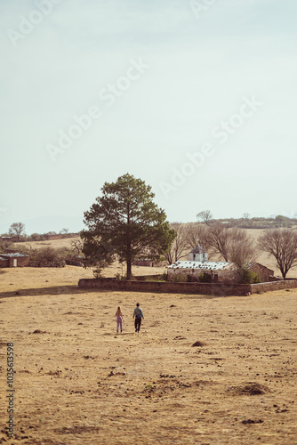 dos personas caminando en un pueblo de la montaña