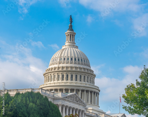 Obraz na płótnie Blue sky with clouds over United States Capitol dome w salonie