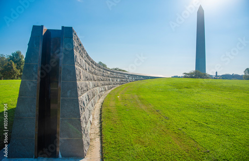 Картината върху платно 17th street levee closure with Washington Monument on the background