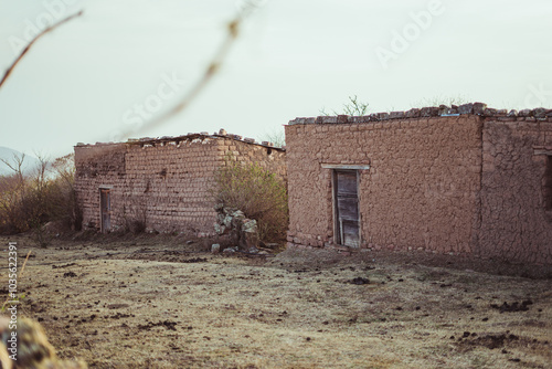 casas de barro en un pueblo del norte en argentina