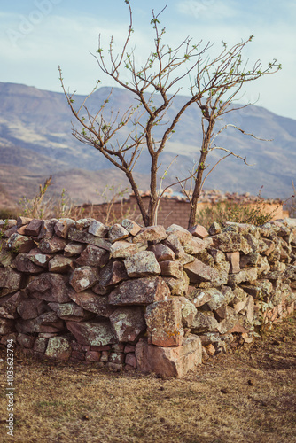 pirca de piedra en un pueblo en las montañas