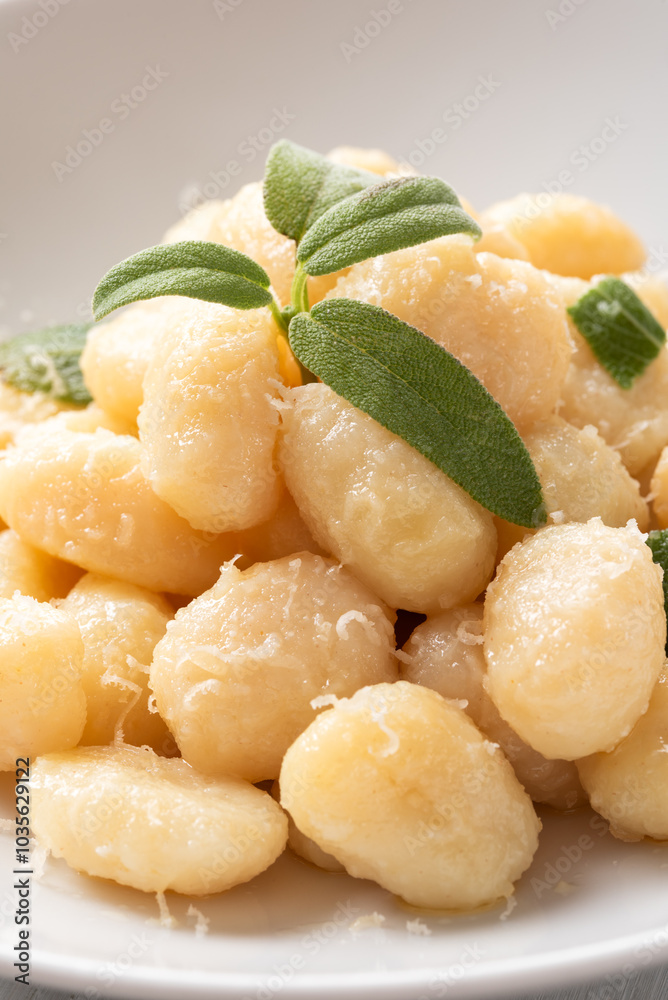 Gnocchi di patate con salvia e burro, ricetta tipica di pasta italiana Gnocchi di patate con salvia e burro, ricetta tipica di pasta italiana