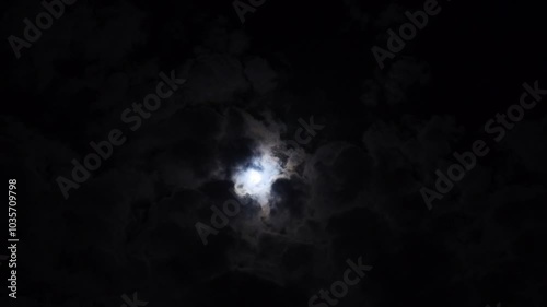 Der Supermond im Oktober 2024 hinter rasch ziehenden Wolken - Zeitraffer / Timelapse - Schwerte, Ruhrgebiet