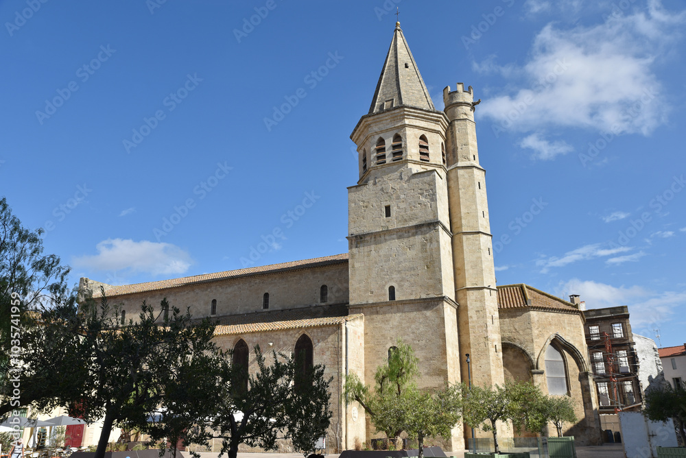 Place de l'église de La Madeleine à Béziers. France Place de l'église de La Madeleine à Béziers. France