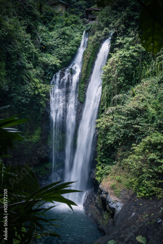 tropischer Wasserfall umgeben von grünen Regenwald auf Bali