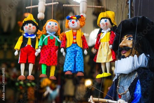 Fotografia A photograph of many homemade dolls in colorful clothes at a puppet theater on a city street