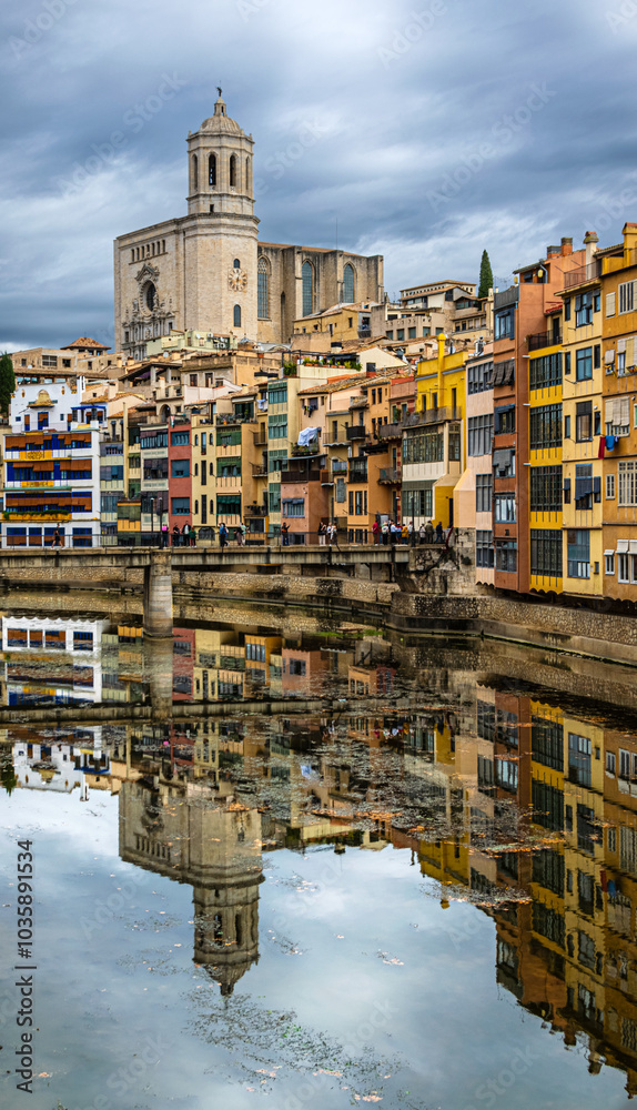 Naklejka premium Girona reflected on the Onyar River