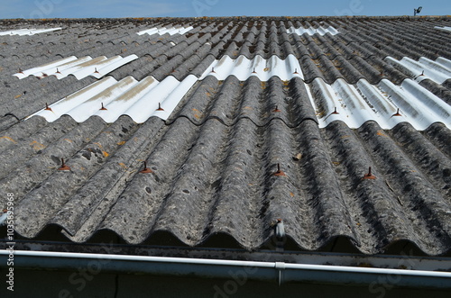 Toiture en plaques de fibrociment. (France)