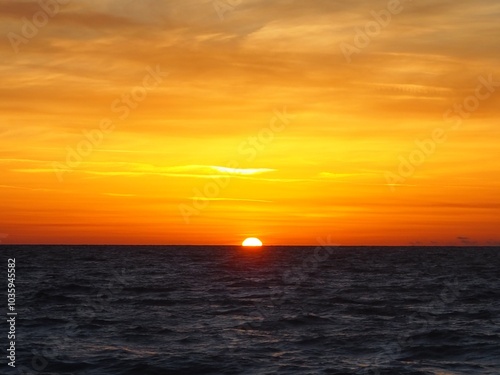 Coucher de soleil sur la mer égée photo