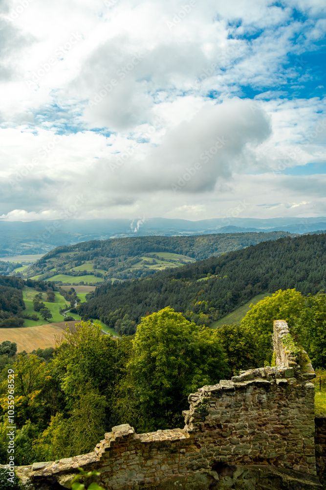 Obraz premium Unterwegs an der Landesgrenze zwischen Hessen und Thüringen im wunderschönen Eichsfeld zur Burg Hanstein bei Bornhagen - Thüringen - Deutschland