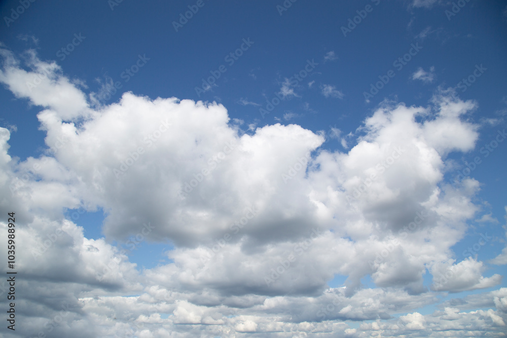Fototapeta premium Background of summer clouds in a blue sky.Beautiful summer landscape with clouds.