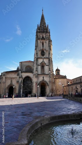 (IMAGEN VERTICAL) Vista panorámica de la Catedral de Oviedo, Asturias, España. 17 de octubre de 2024.