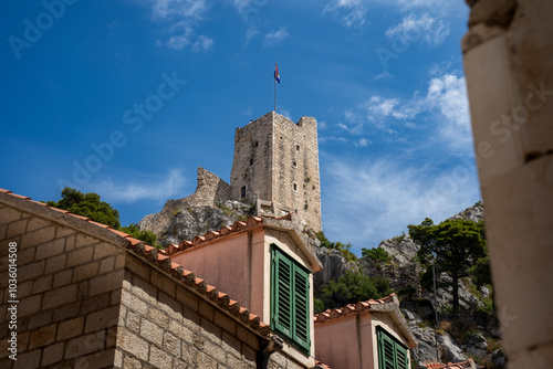 Die Ruine mit dem Turm von Mirabella Fortress (Peovica) in Omis, Kroatien photo