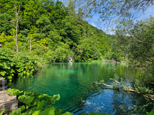 Der Plitvicer Seen Nationalpark, ein bekanntes Ausflugziel und wunderschöne Sehenswürdigkeit in Kroatien photo