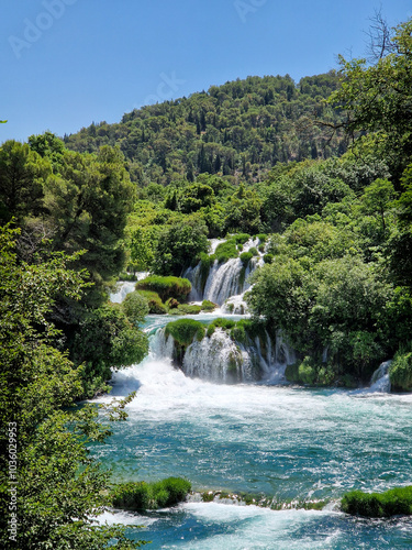 Der große mehrstufige Wasserfall Skradinski buk im Krka Nationalpark in Kroatien (Hochformat)