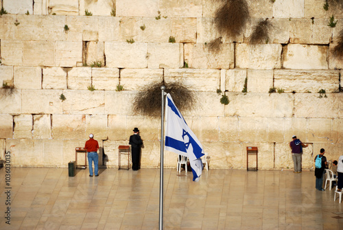 Bandera de Israel frente al Muro de las Lamentaciones en la ciudad antigua de Jerusalén, Israel photo