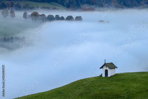 Foto Kleine Kapelle im Gebirge im Nebel