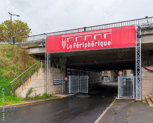 Passage sous le périphérique parisien, au niveau de Pantin et du parc de la Villette, France