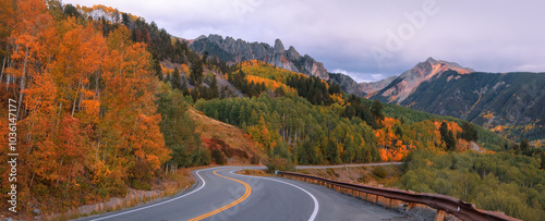 Tableau sur toile Bright fall foliage along San Juan skyway scenic byway in Colorado